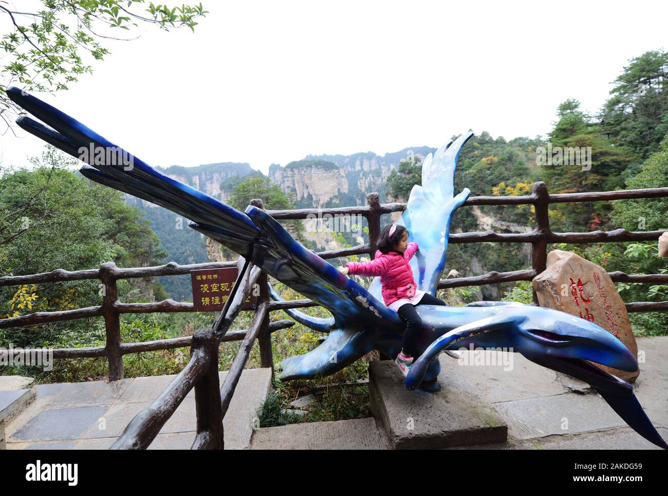 Posiert für ein Foto auf einem Avatar Bunshee in Zhangjiajie, China. Stockfoto