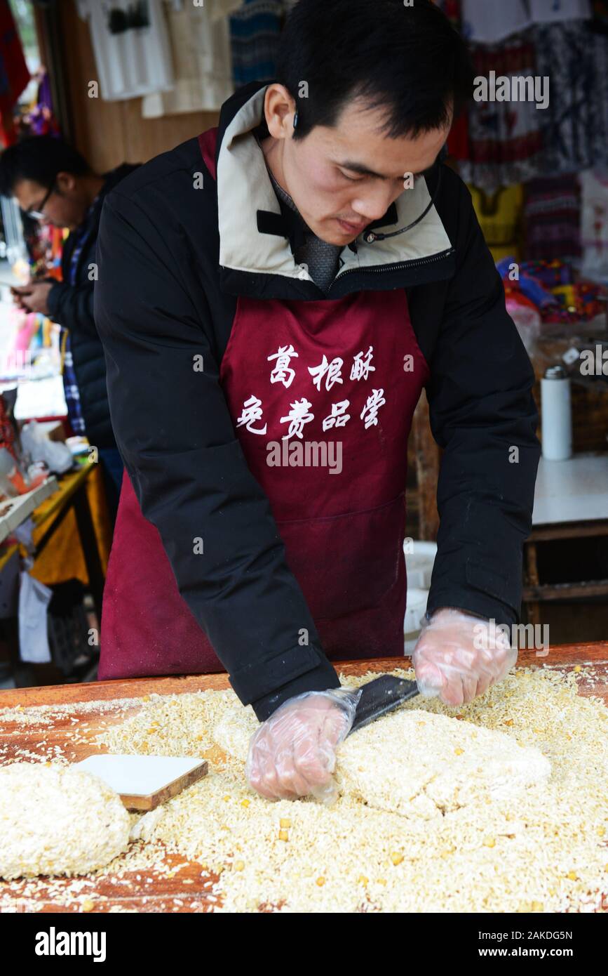 Zubereitung lokaler süßer Snacks in der malerischen Gegend von Wulingyuan im nationalen Wald von Zhangjiajie in Hunan, China. Stockfoto