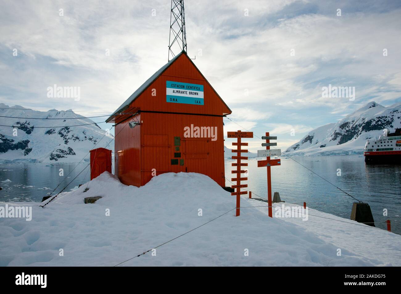 Estacion Cientifica Almirante Brown - Almirante Brown Station - der Antarktis. Fast Sonnenuntergang. expeditionsschiff Fram auf der rechten Seite. Stockfoto
