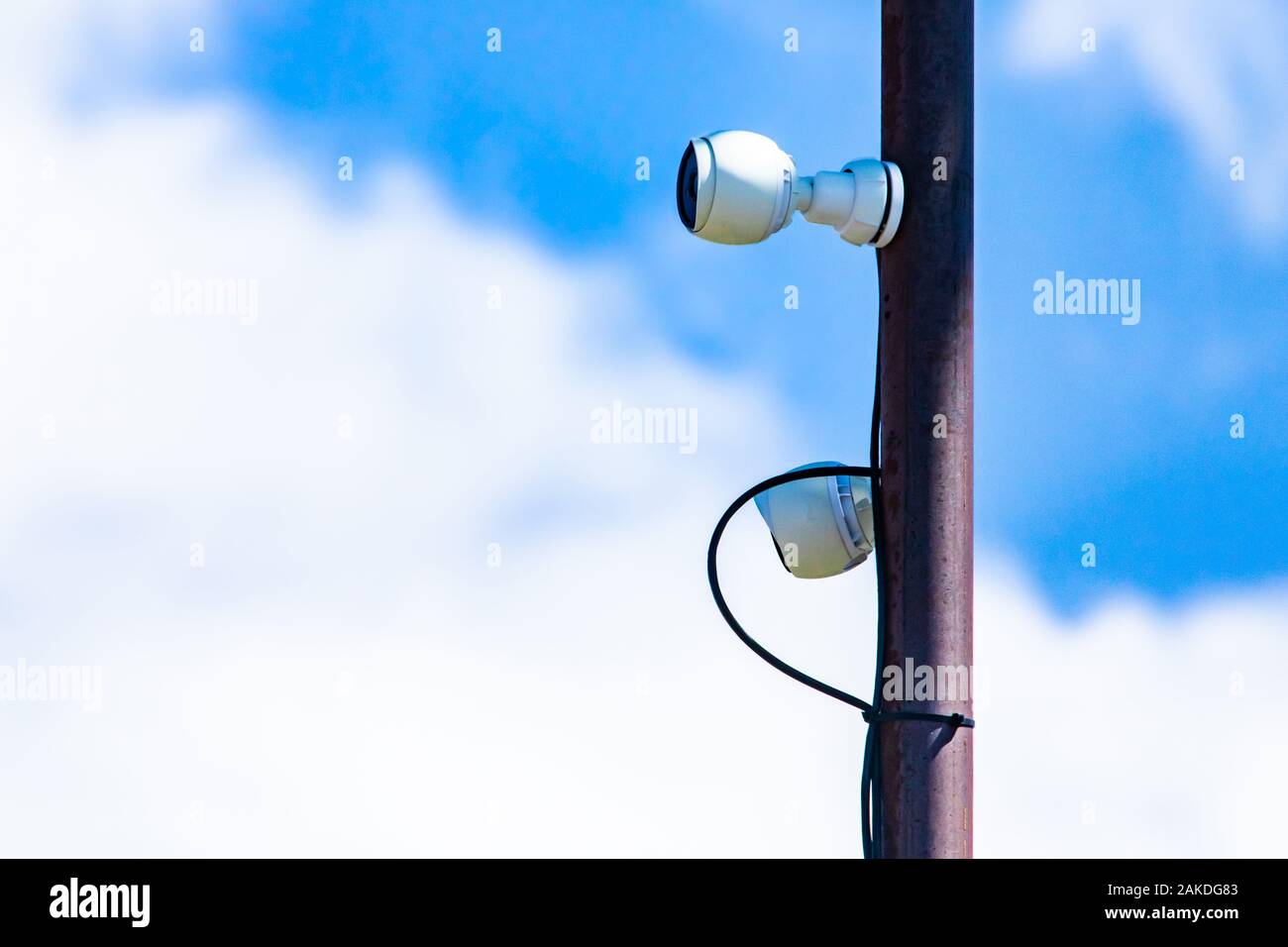 Schließen Sie die Bestandteile einer Zelle website Tower. Telekommunikation elektronische Infrastruktur Ausstattung gesehen zu einem Metallmast gegen weiße Wolken befestigt Stockfoto