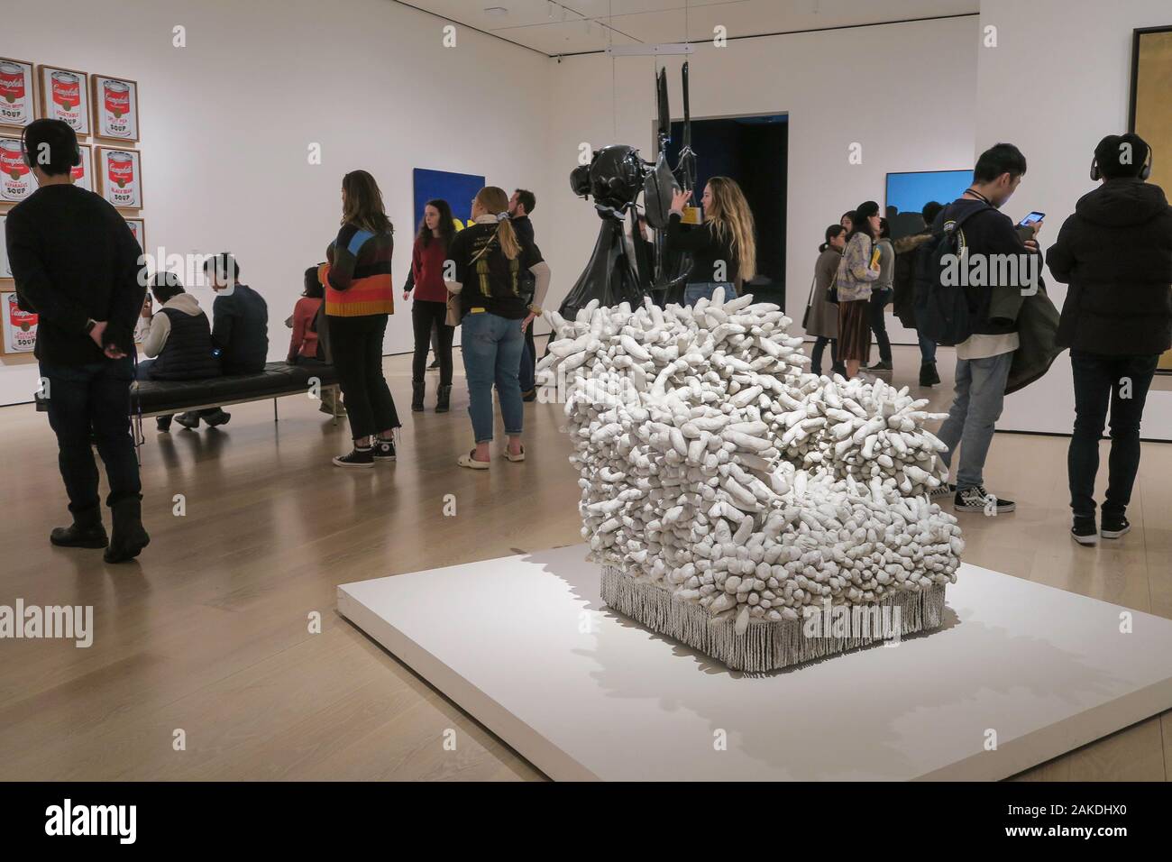 Das Museum für moderne Kunst ist eine große Attraktion für Touristen in Midtown Manhattan NYC, USA Stockfoto