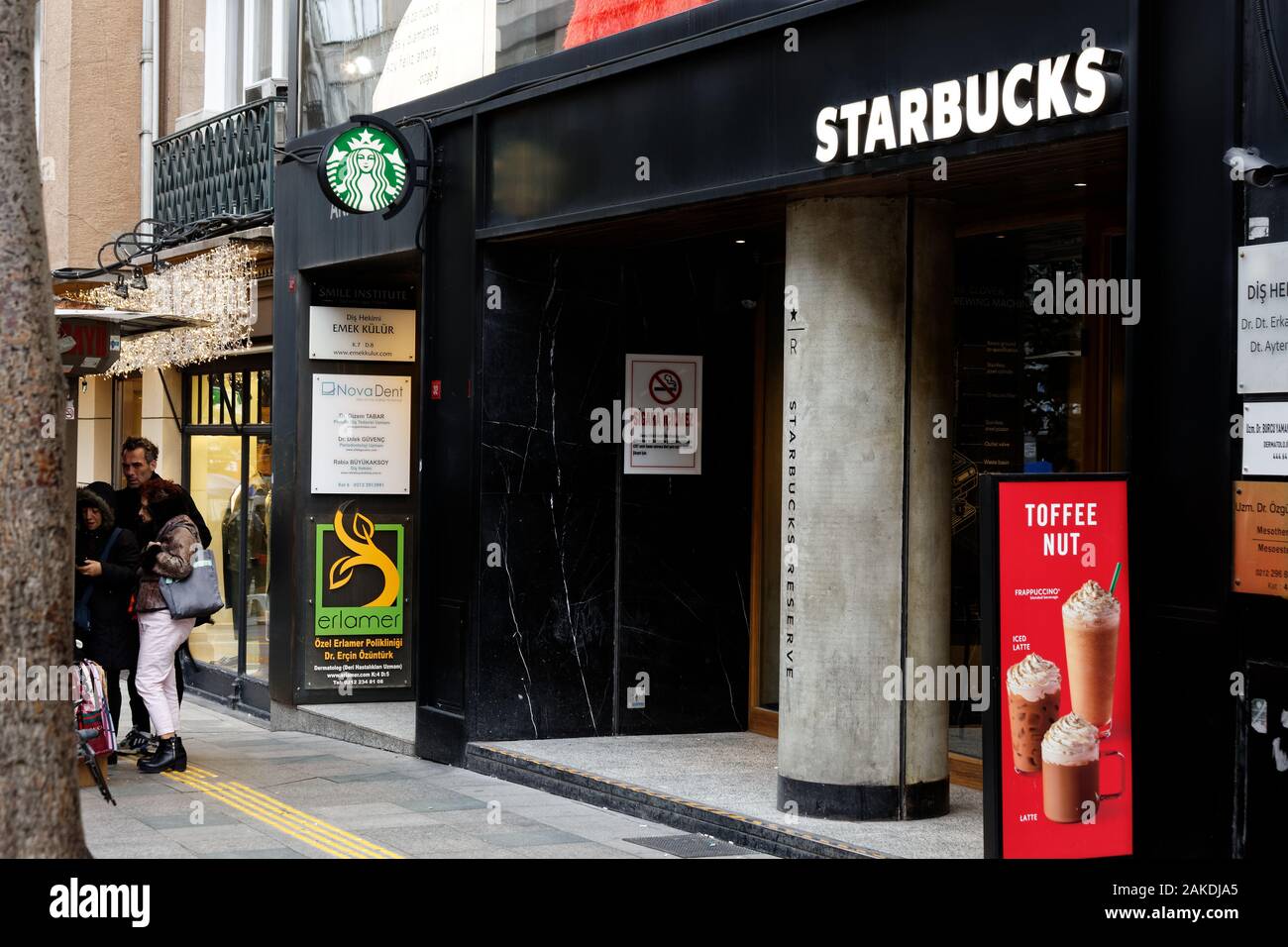 Starbucks finden Store Fassade in Nisantasi Straße. Stockfoto