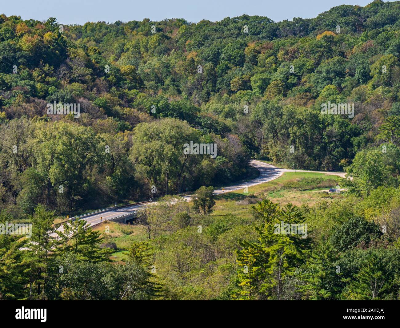 Straße durch den Park, Wildwasser State Park, Altura, Minnesota. Stockfoto