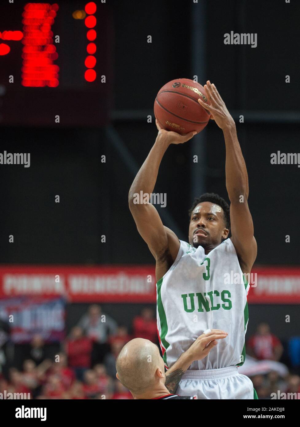 Vilnius, Litauen. 8 Jan, 2020. Errick McCollum (Top) UNICS Kazan schießt während einer Top 16 Runde 1 Match zwischen Rytas Vilnius und UNICS Kazan am 2019-2020 Eurocup Basketball Turnier in Vilnius, Litauen, Jan. 8, 2020. Credit: alfredas Pliadis/Xinhua/Alamy leben Nachrichten Stockfoto