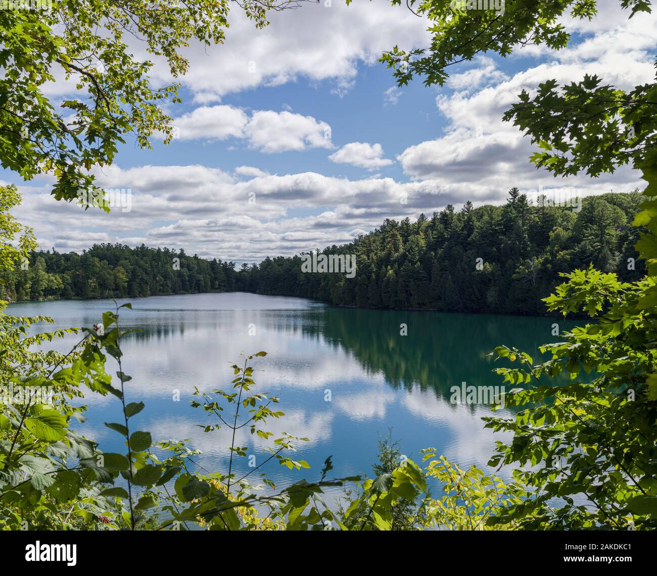 Rosa meromictic See ist ein See im Gatineau Park, Quebec, Kanada. Rosa See ist nach einer Familie der irischen Siedler benannt. Stockfoto