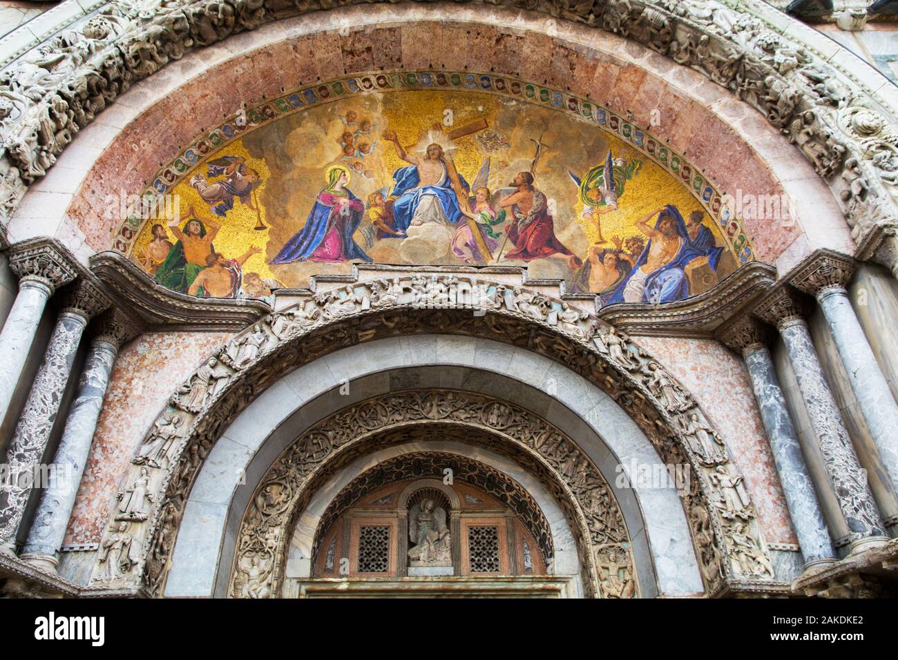 Die Fassade der St. Marks Basilika mit dem letzten Urteil in Venedig Italien Stockfoto