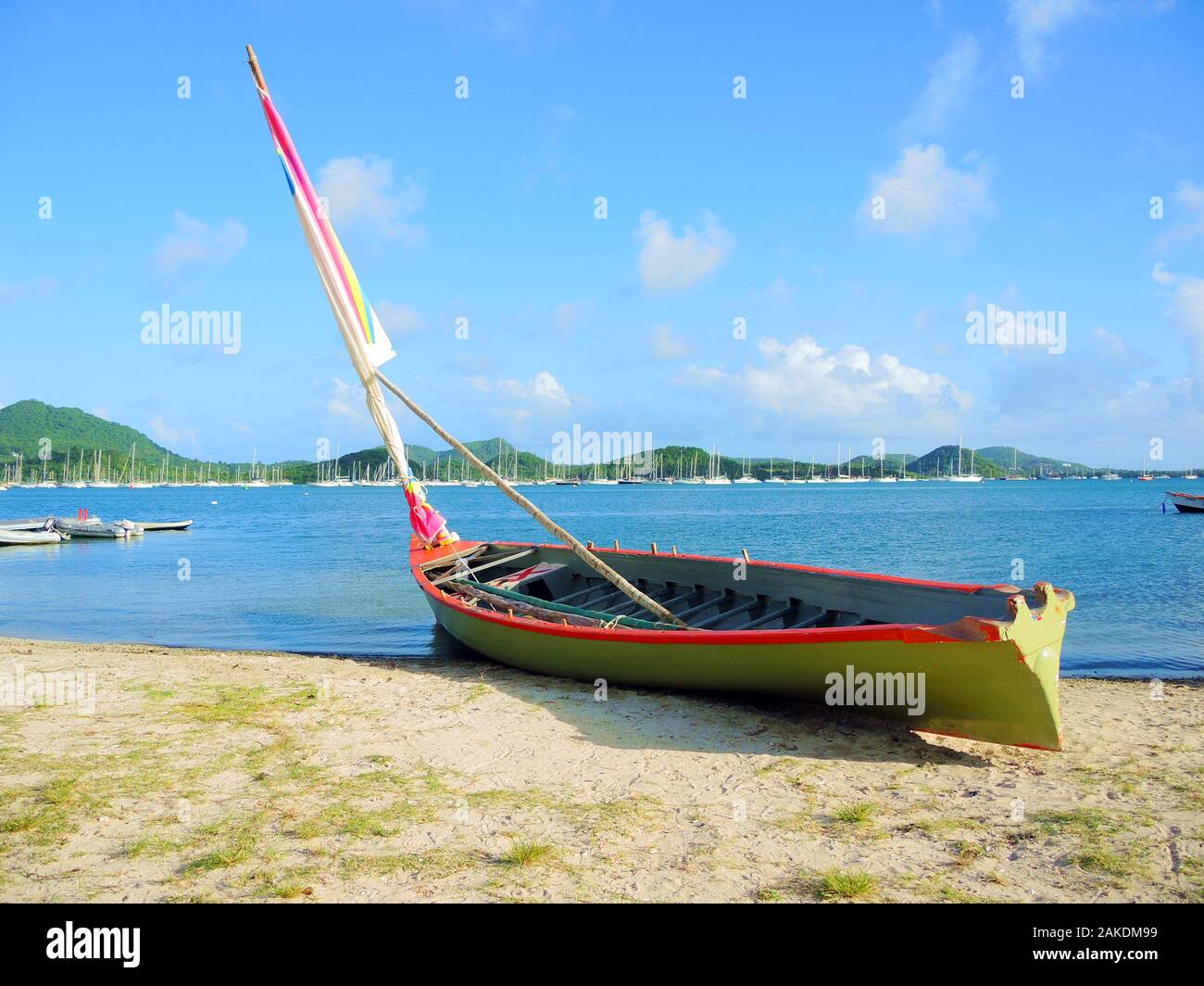 Yole ronde-racing Segelboot in Martinique. Stockfoto