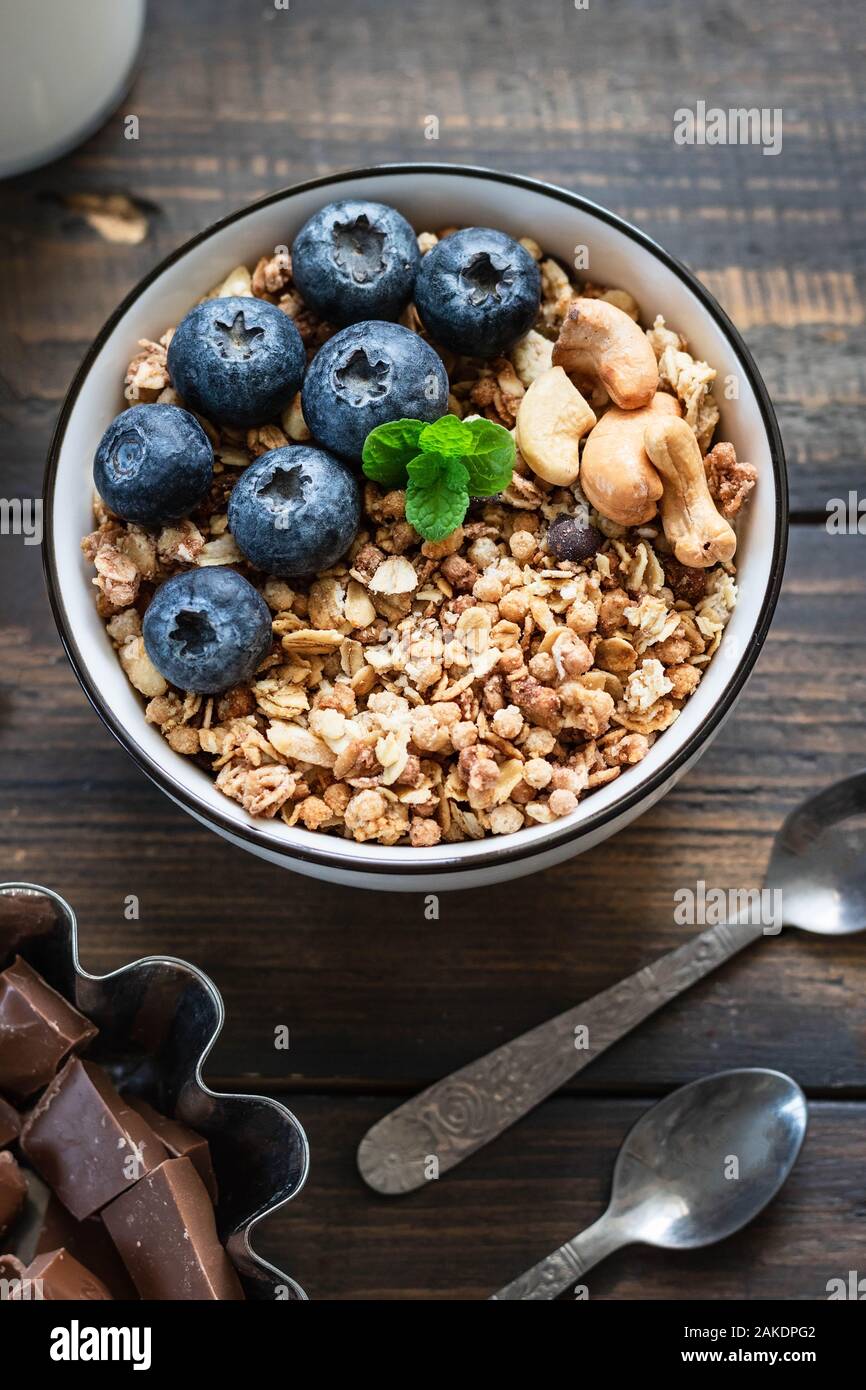 Hausgemachte Schokolade Nuss Müsli mit frischen Blaubeeren. Richtige und gesunde Frühstück. Stockfoto