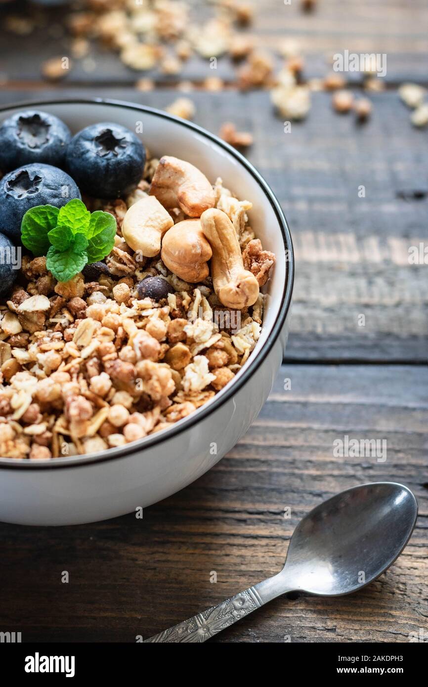 Hausgemachte Schokolade Nuss Müsli mit frischen Blaubeeren. Richtige und gesunde Frühstück. Stockfoto