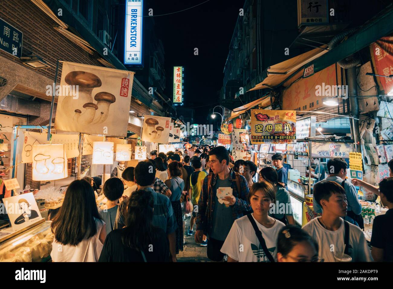 Menschenmassen und Schlangen von Touristen und Einheimischen am Shi Lin Nachtmarkt, Taipei, Taiwan Stockfoto