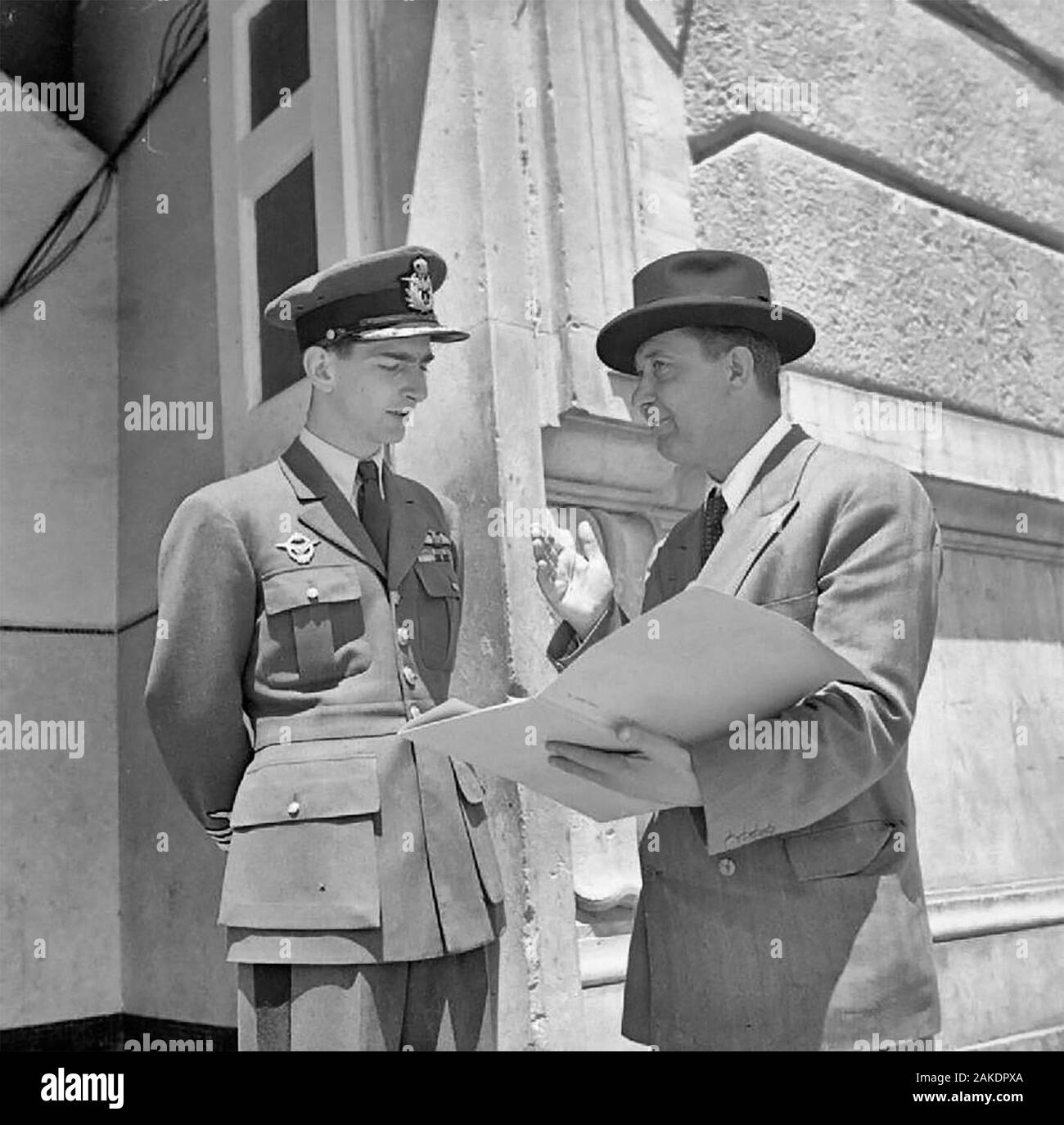 König Peter II Rücksprache mit dem Premierminister der jugoslawischen Regierung im Exil, Dr. Ivan Subasic, folgenden ersten des letztgenannten Sitzung mit Marschall Tito in Bari, Italien. Juni 21, 1944 Stockfoto