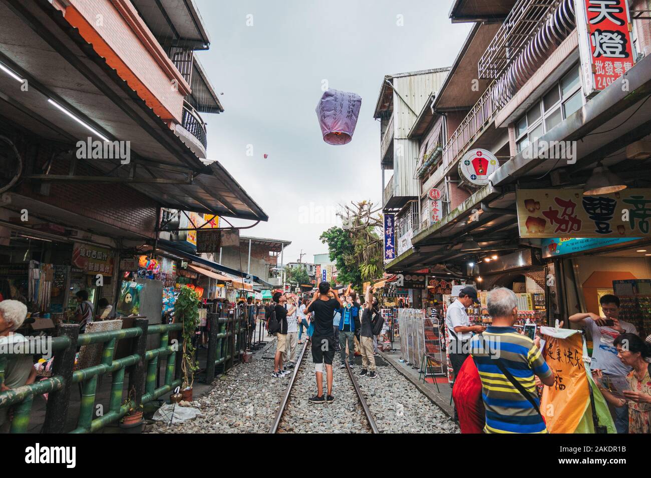 Touristen starten Feuerlaternen von der Shifen Old Street im Bezirk Pingxi, Taiwan Stockfoto