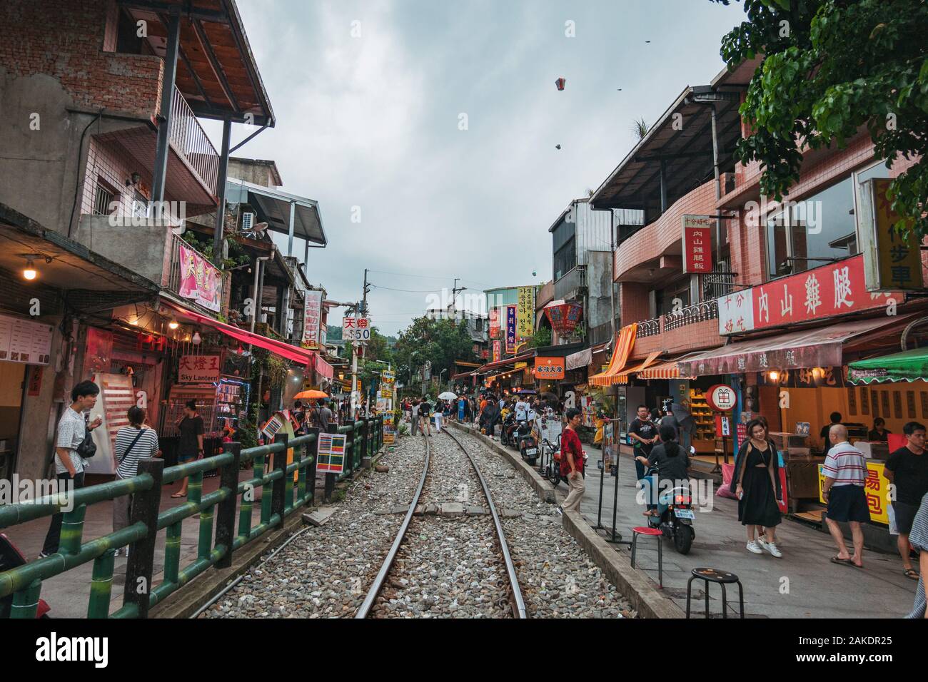 Die Zuggleise, die durch die Shifen Old Street im Bezirk Pingxi, Taiwan, führen Stockfoto