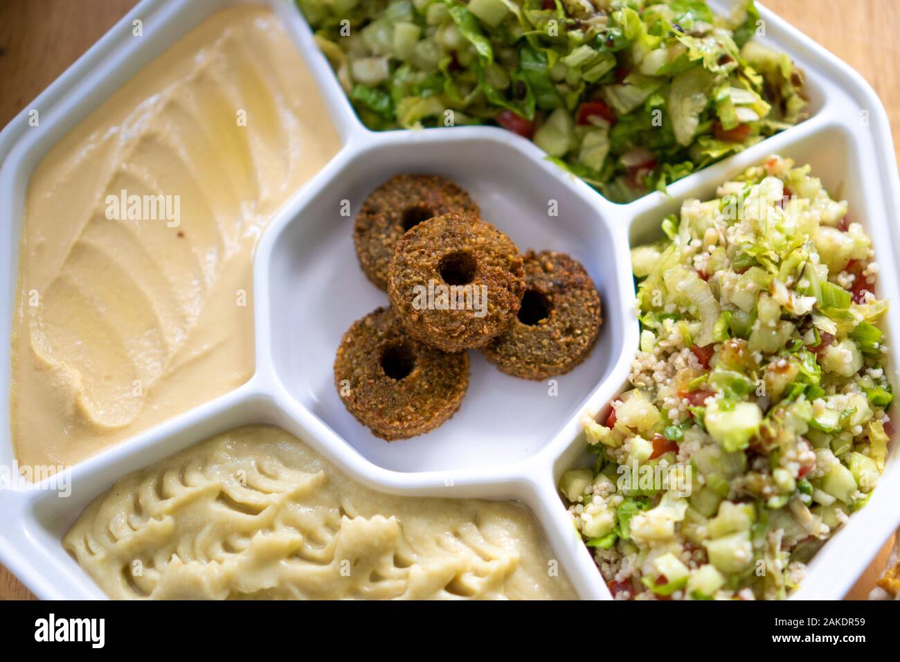 Eine Platte mit Falafel, Hummus und anderen mittelöstlichen Salaten. Stockfoto