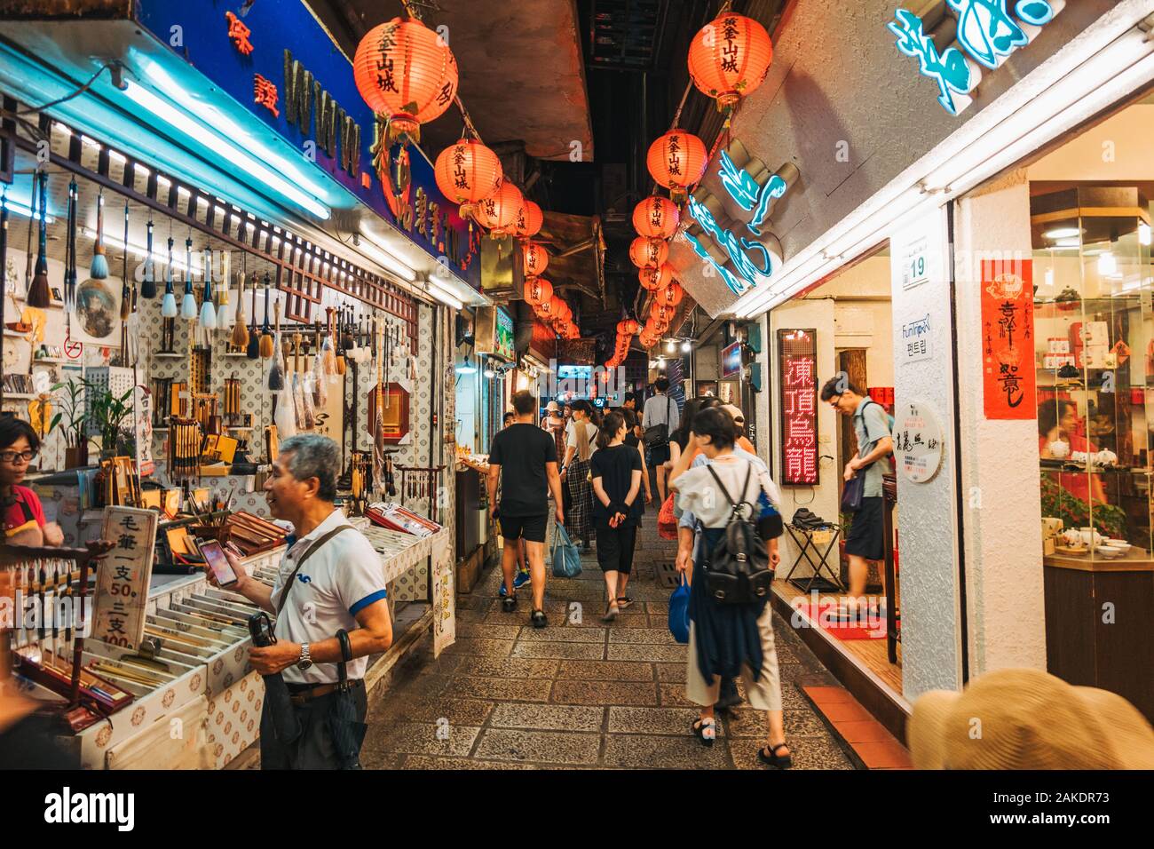 Laternen hängen an den engen Marktstraßen der Jiufen Old Street, einem beliebten Touristenziel in der Nähe von Taipei, Taiwan Stockfoto