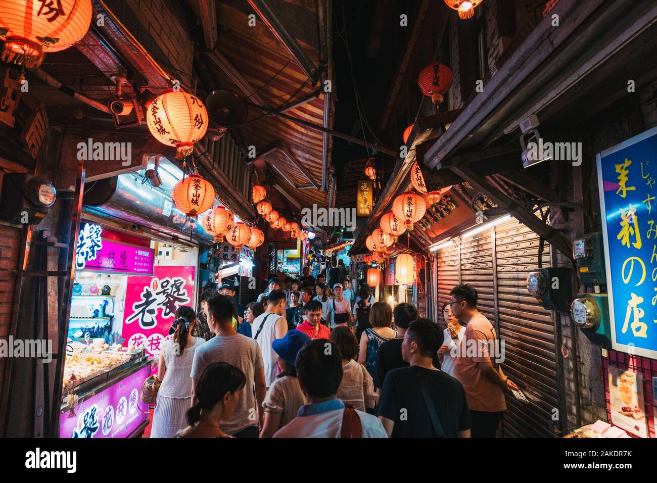 Laternen hängen an den engen Marktstraßen der Jiufen Old Street, einem beliebten Touristenziel in der Nähe von Taipei, Taiwan Stockfoto