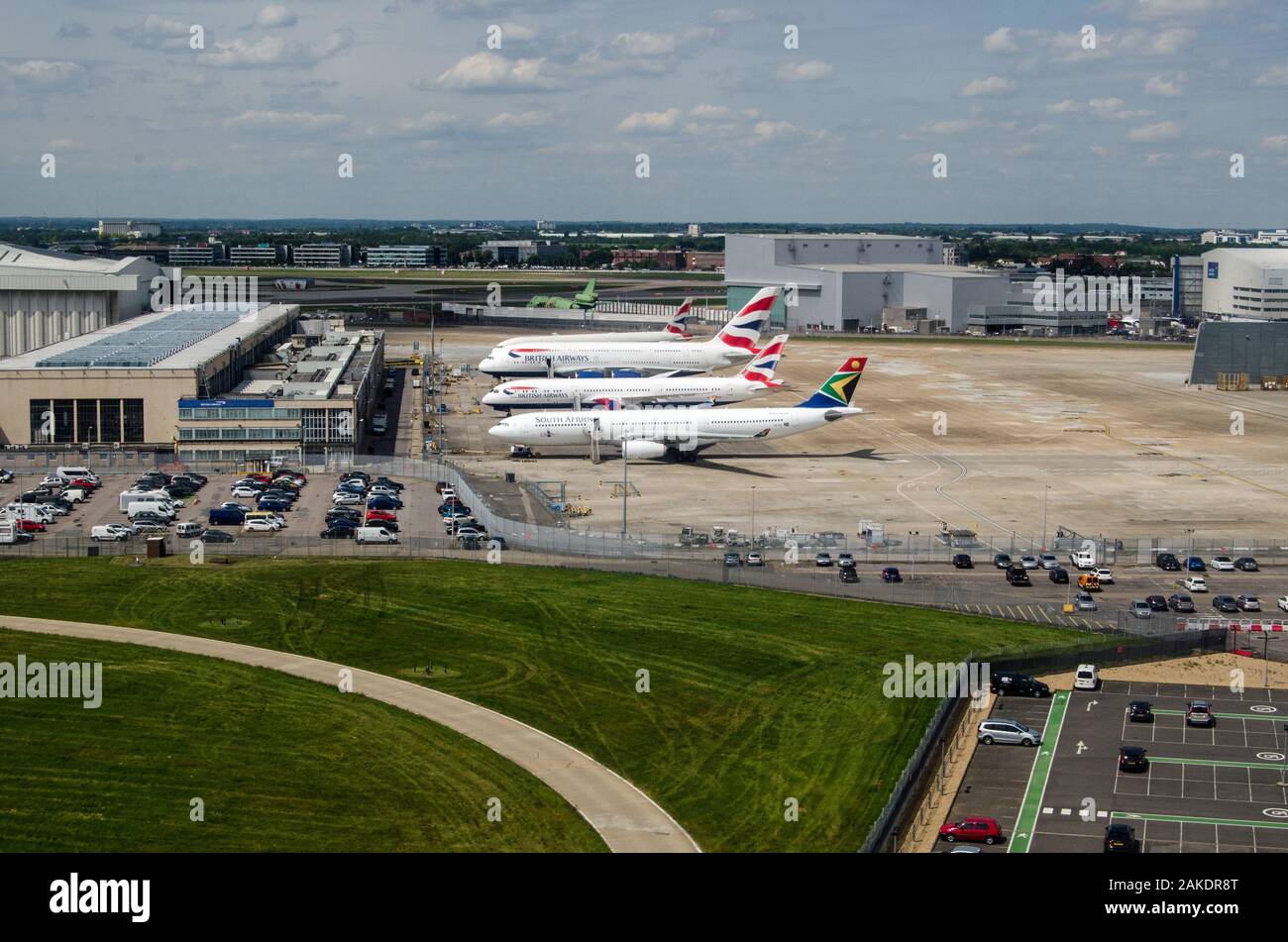 London, Großbritannien - 22. 2019: Flugzeuge von Südafrikanischen und British Airways auf dem Betriebshof am Flughafen Heathrow, London geparkt. Von ab gesehen Stockfoto