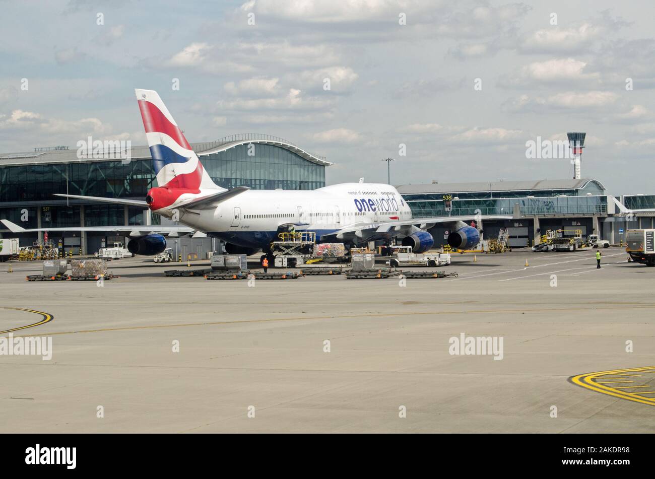 London, UK, 22. Mai 2019: Eine British Airways - Boeing 747 Jumbo Jet, im Terminal 5 des Londoner Flughafens Heathrow an einem sonnigen Sommertag geparkt. Stockfoto