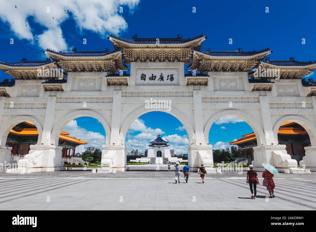 Peering durch den leuchtend weißen Liberty-Platz-Bogen in der Chiang Kai-shek Memorial Hall, Taipeh, Taiwan Stockfoto