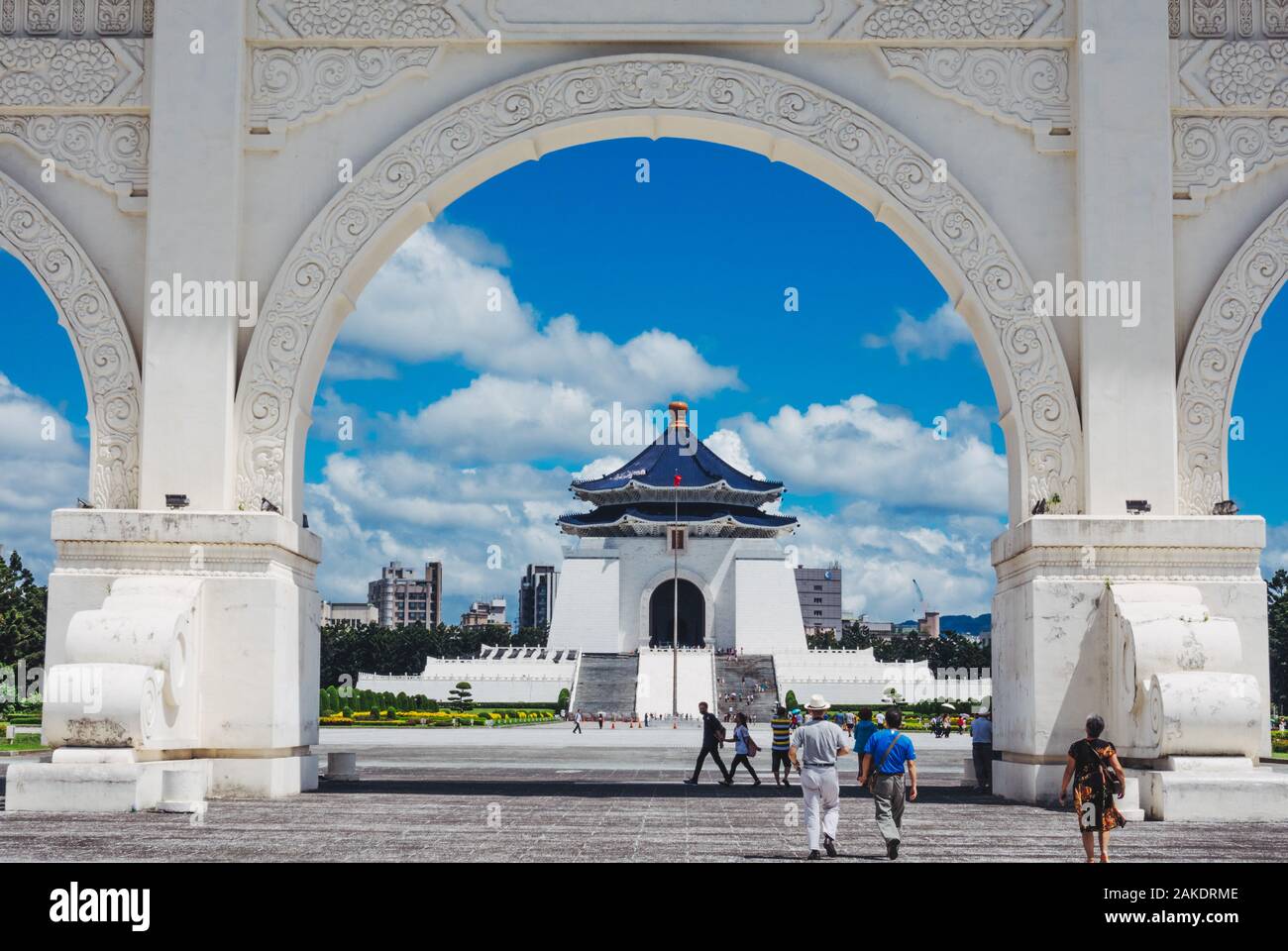 Peering durch den leuchtend weißen Liberty-Platz-Bogen in der Chiang Kai-shek Memorial Hall, Taipeh, Taiwan Stockfoto