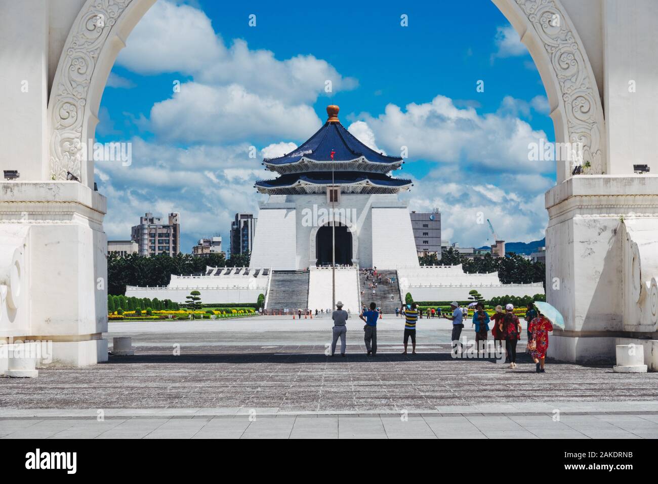 Peering durch den leuchtend weißen Liberty-Platz-Bogen in der Chiang Kai-shek Memorial Hall, Taipeh, Taiwan Stockfoto