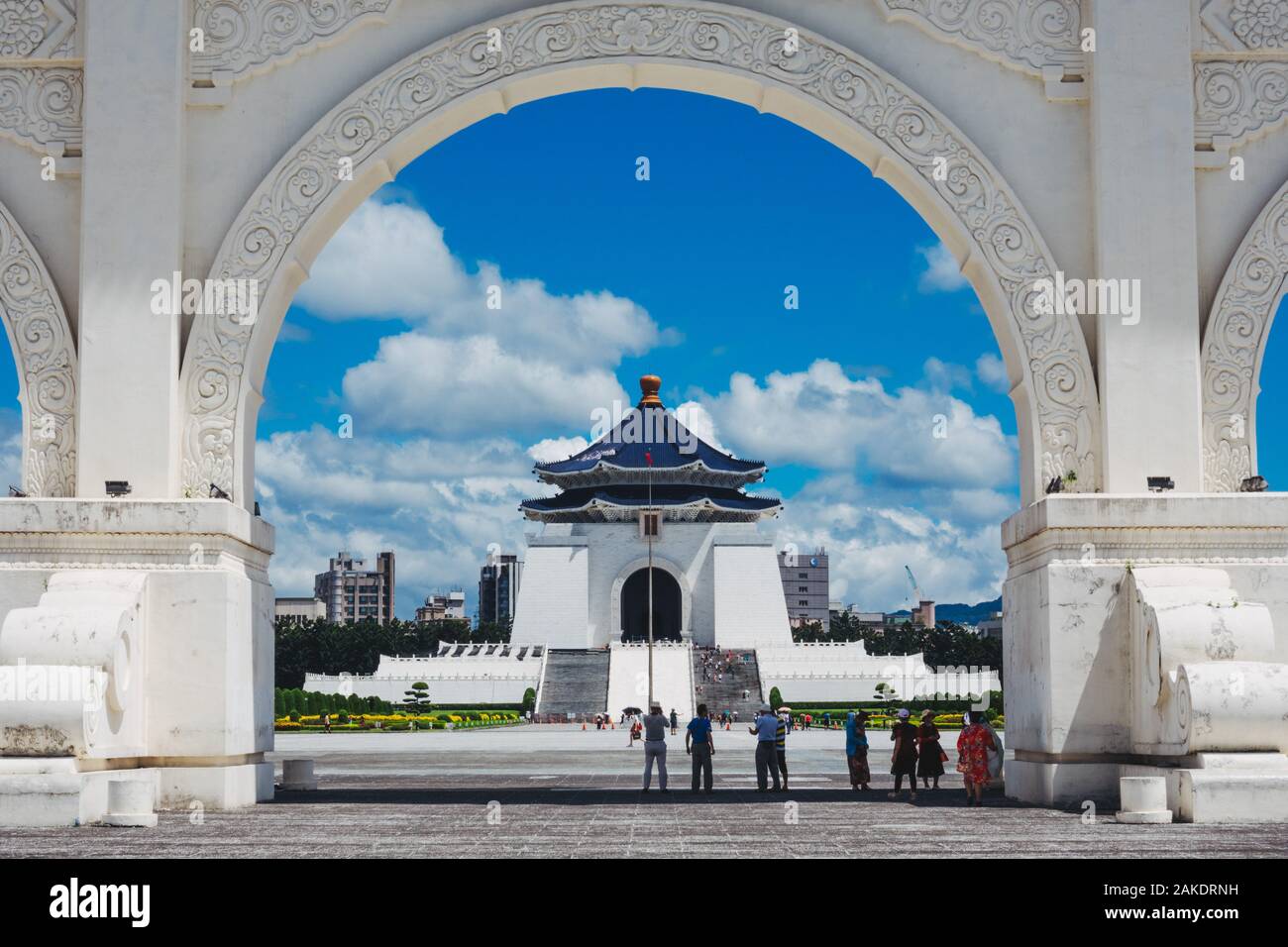 Peering durch den leuchtend weißen Liberty-Platz-Bogen in der Chiang Kai-shek Memorial Hall, Taipeh, Taiwan Stockfoto