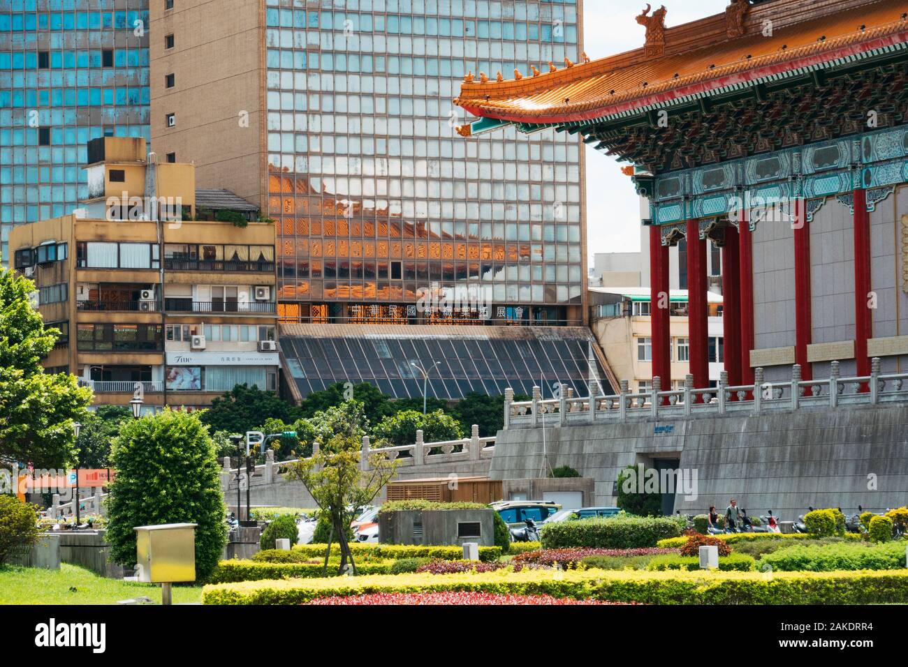 Taiwans Nationaltheater spiegelt sich in den Fenstern eines angrenzenden Büroblocks wider Stockfoto
