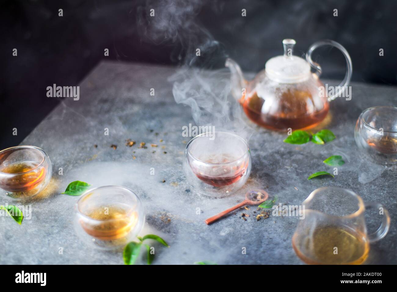 Dampfend heißen Tee in eine Glasschüssel, Morgen leichtes Frühstück Szene Stockfoto