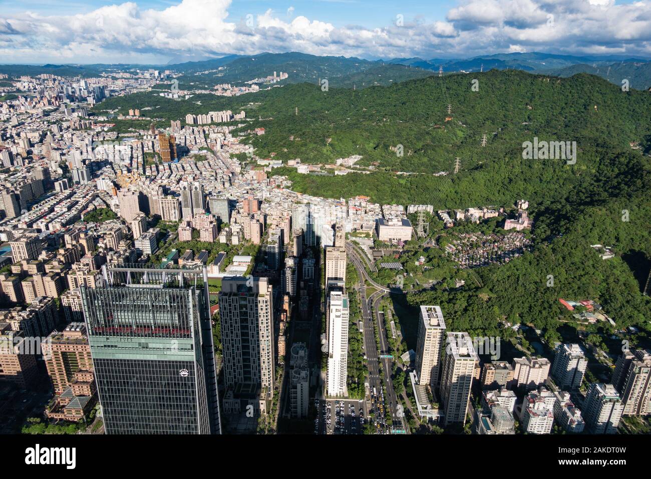 Blick nach Osten von der Aussichtsplattform von Taipeh 101 (Gebäudeschatten sichtbar) Stockfoto