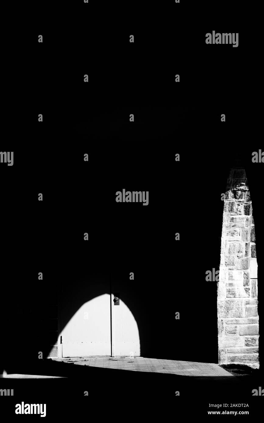 Eine abstrakte schwarz-weiß Bild zeigt drei Formen von Licht auf einem schwarzen Hintergrund. Stockfoto