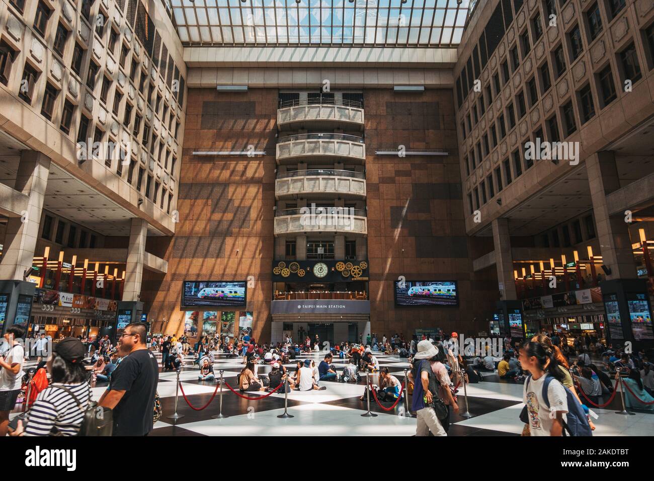Das Innere der Fahrkartenhalle im Bahnhof Taipeh, dem Hauptbahnhof in Taipeh, Taiwan Stockfoto