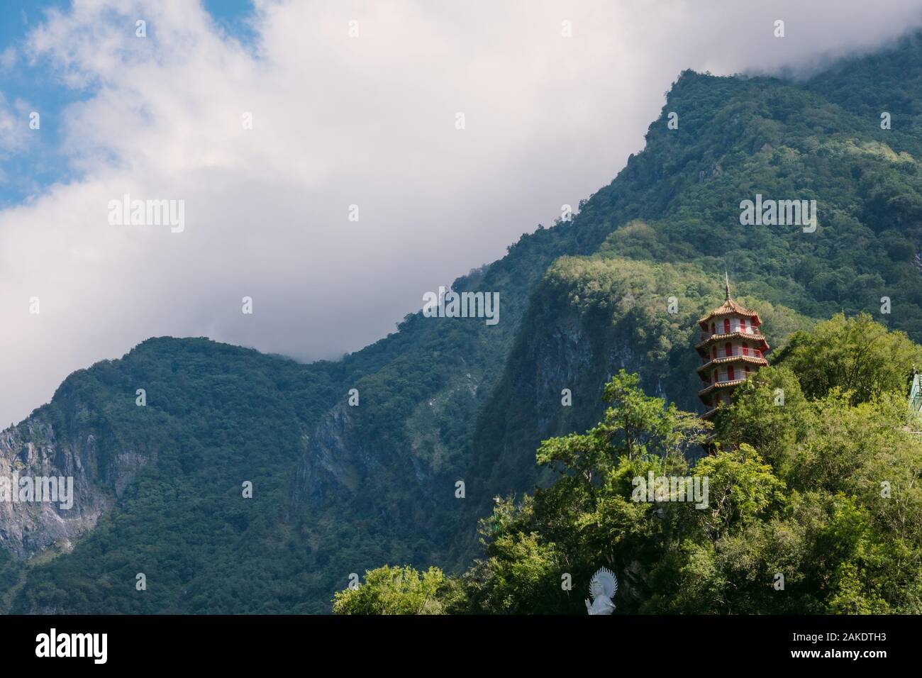 Die Tianfeng-Pagode ragt hinter Bäumen hervor, hoch auf einem Berg im Taroko-Nationalpark, Taiwan Stockfoto