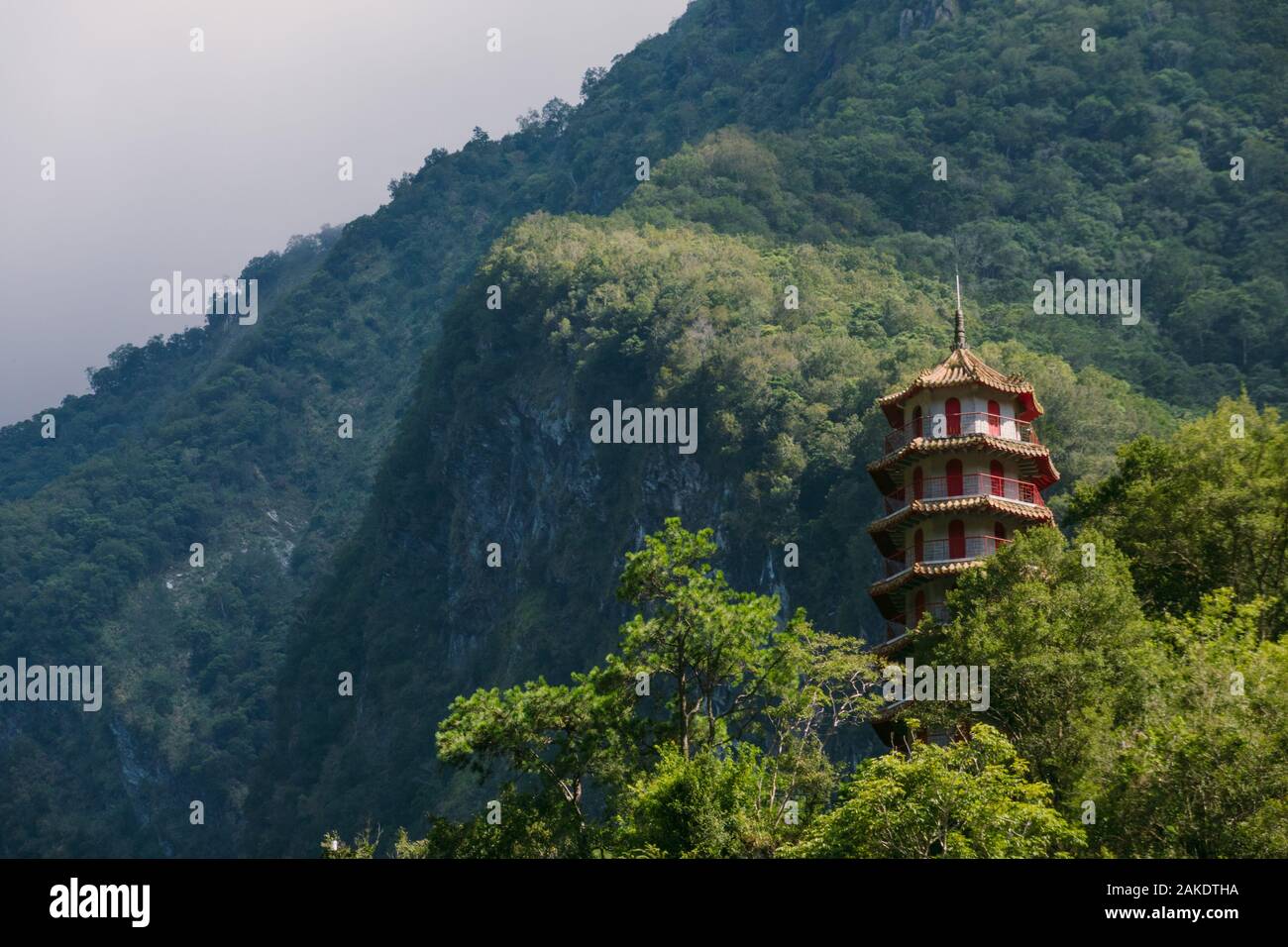 Die Tianfeng-Pagode ragt hinter Bäumen hervor, hoch auf einem Berg im Taroko-Nationalpark, Taiwan Stockfoto