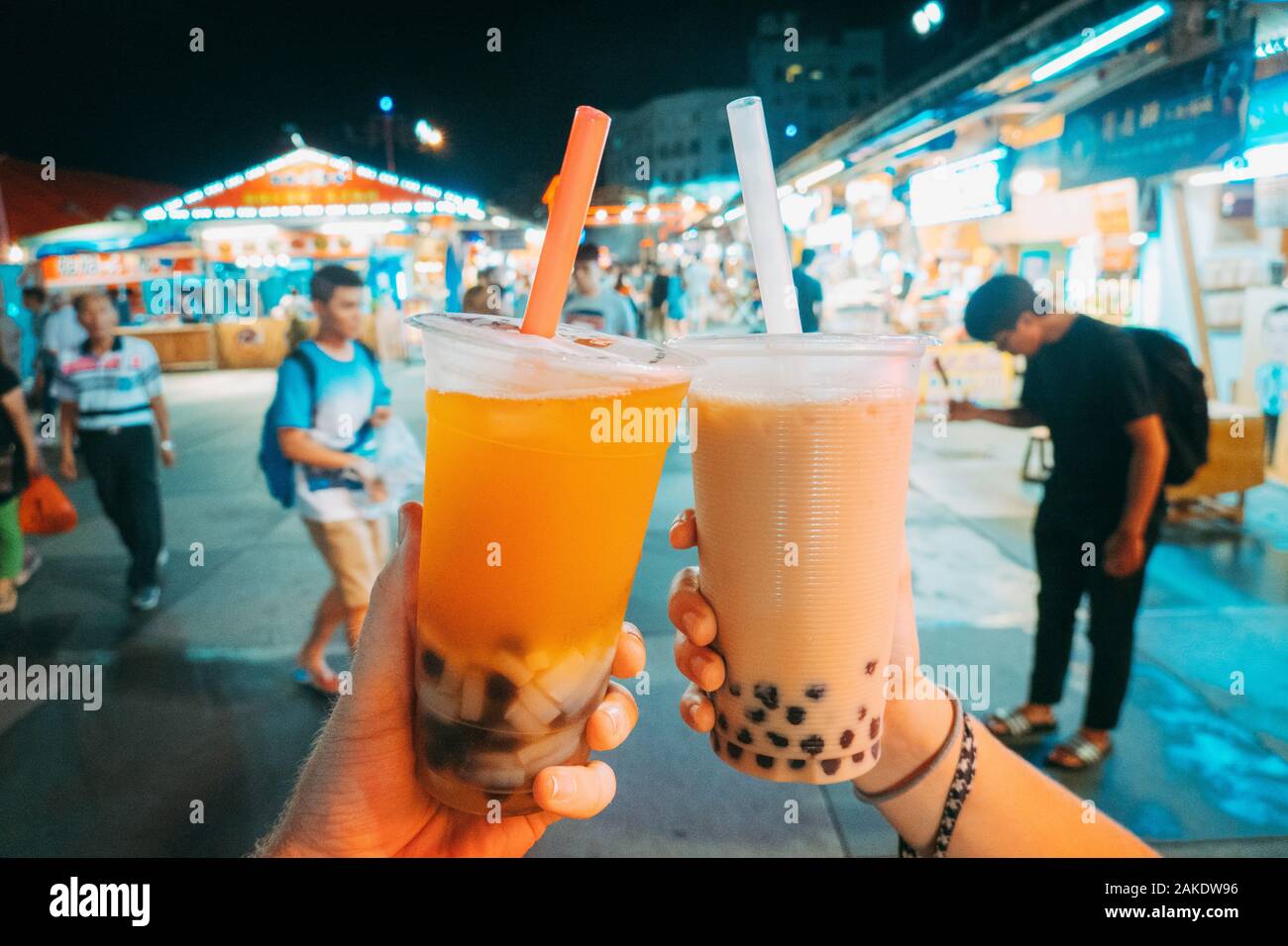 Die Hände der Touristen halten Taiwanesische Bubble Tea an Dongdamen Nachtmarkt, Hualien, Taiwan Stockfoto