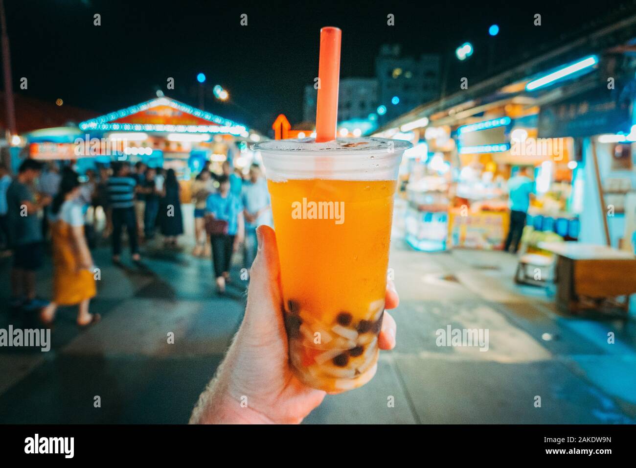 Die Hände der Touristen halten Taiwanesische Bubble Tea an Dongdamen Nachtmarkt, Hualien, Taiwan Stockfoto