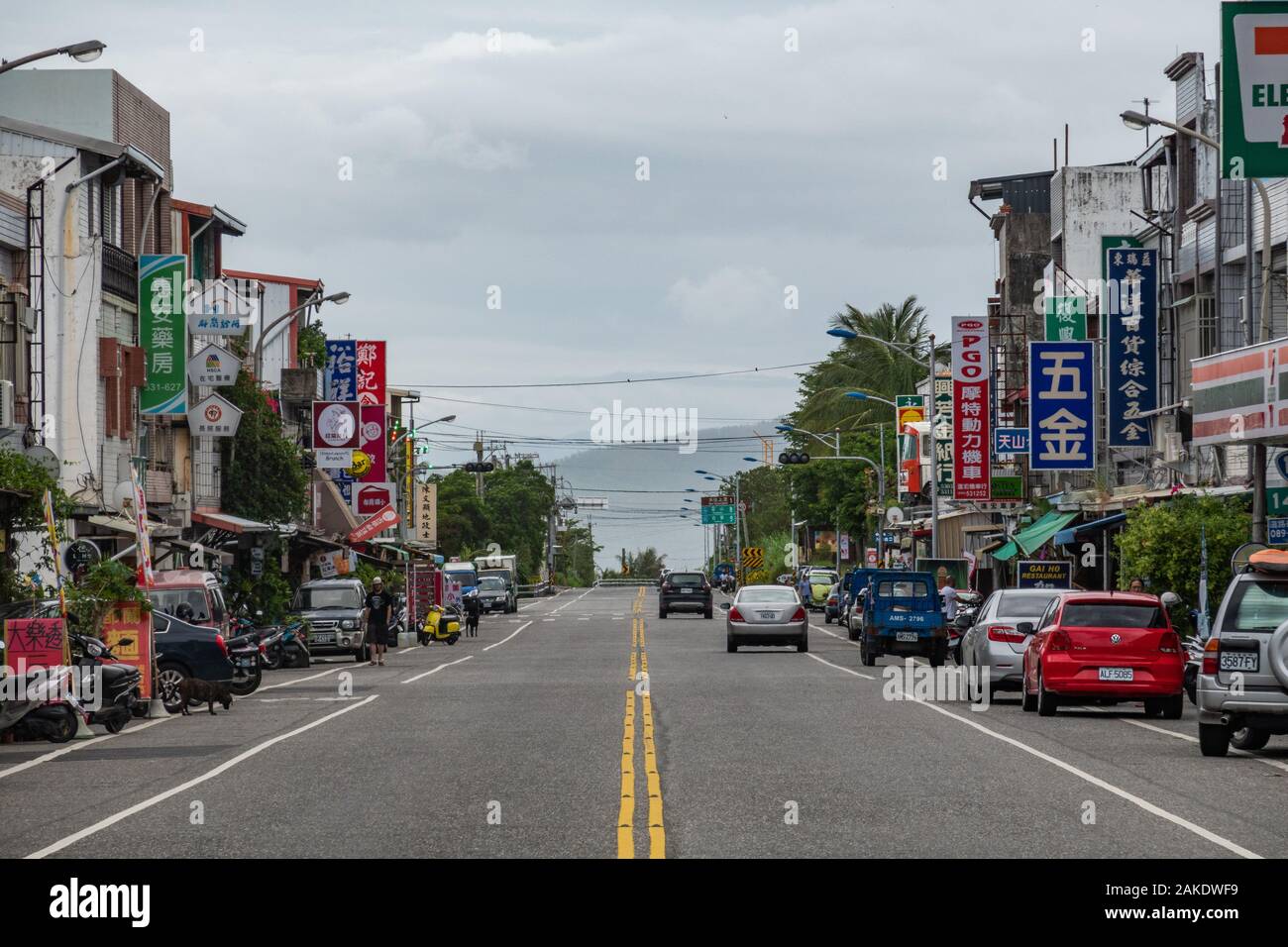 Die Hauptstraße in Dulan Township, einem verschlafenen Küstenort beliebt bei Surfern und Touristen auf der südöstlichen Küste von Taiwan Stockfoto