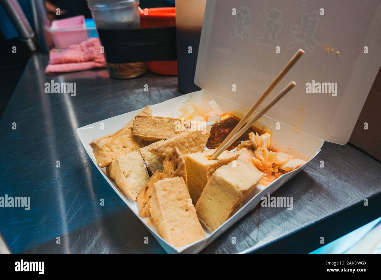 Eine Nahaufnahme von einem Fach an frisch zubereiteten stinky Tofu, aus einer Street Food Warenkorb in Hengchun County, Taiwan Stockfoto