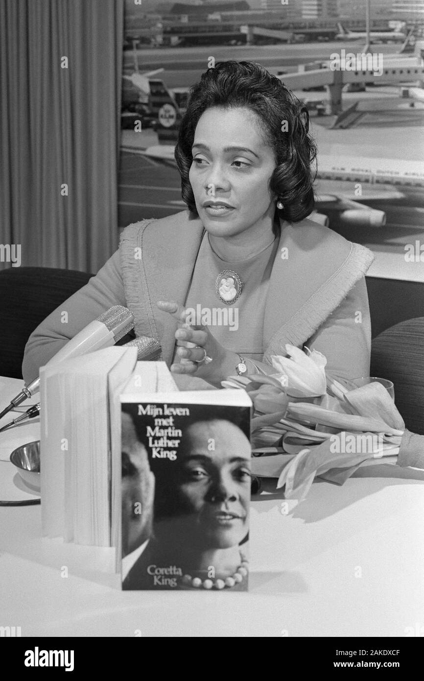 Coretta Scott King (1927-2006), der Witwe von Martin Luther King, jr., auf dem Flughafen Amsterdam Schiphol am 10. Februar 1970 mit ihrem Buch, mein Leben mit Martin Luther King, ins Niederländische übersetzt. Stockfoto