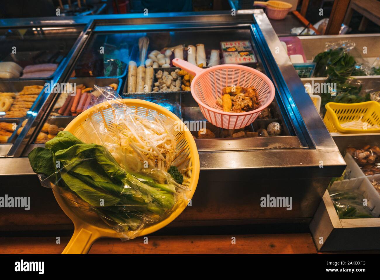 Eine vegetarische Hot Pot stand in Kaohsiung, Taiwan. Die Kunden entscheiden sich für Proteine und Gemüse entweder gekocht oder gebraten Stockfoto