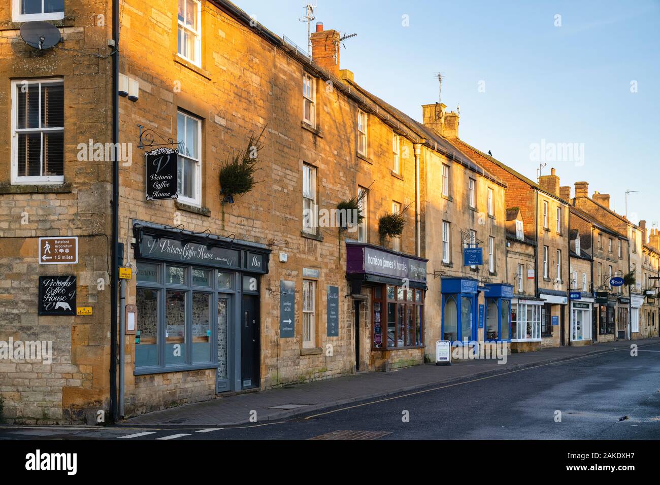 Moreton in Marsh High Street am Weihnachtstag morgen, Cotswolds, Gloucestershire, England Stockfoto