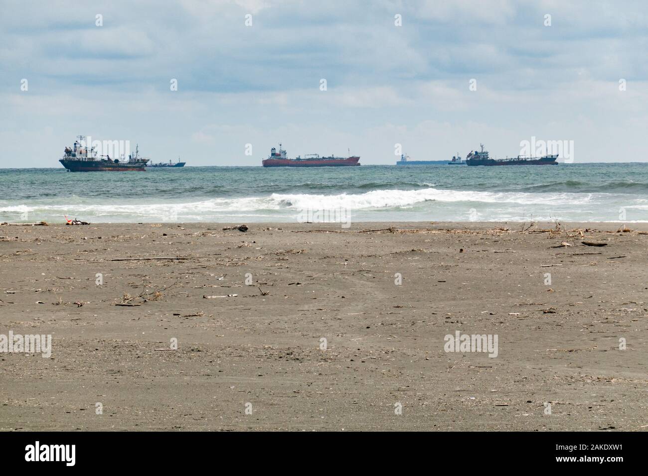 Frachtschiffe vor der südlichen Küste von Taiwan, von Qijin Insel Strand gesehen verankert Stockfoto