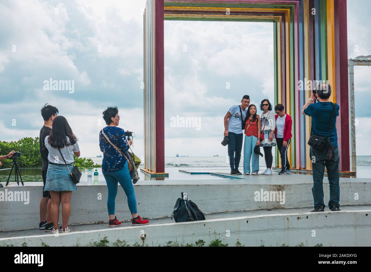 Touristen Warteschlange Fotos im Rainbow Kirche, einer zeitgenössischen Skulptur am Meer im Qijin Coastal Park, Kaohsiung, Taiwan zu nehmen Stockfoto