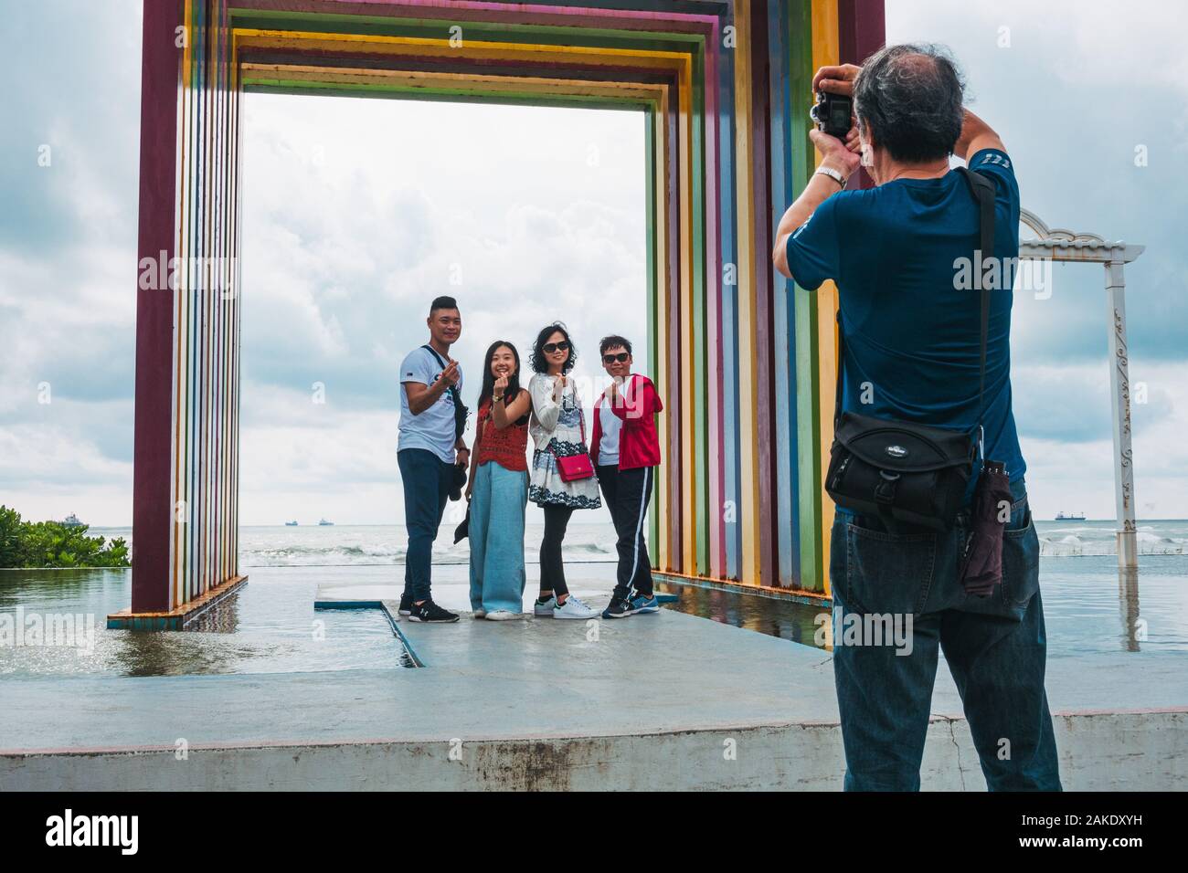 Touristen Warteschlange Fotos im Rainbow Kirche, einer zeitgenössischen Skulptur am Meer im Qijin Coastal Park, Kaohsiung, Taiwan zu nehmen Stockfoto