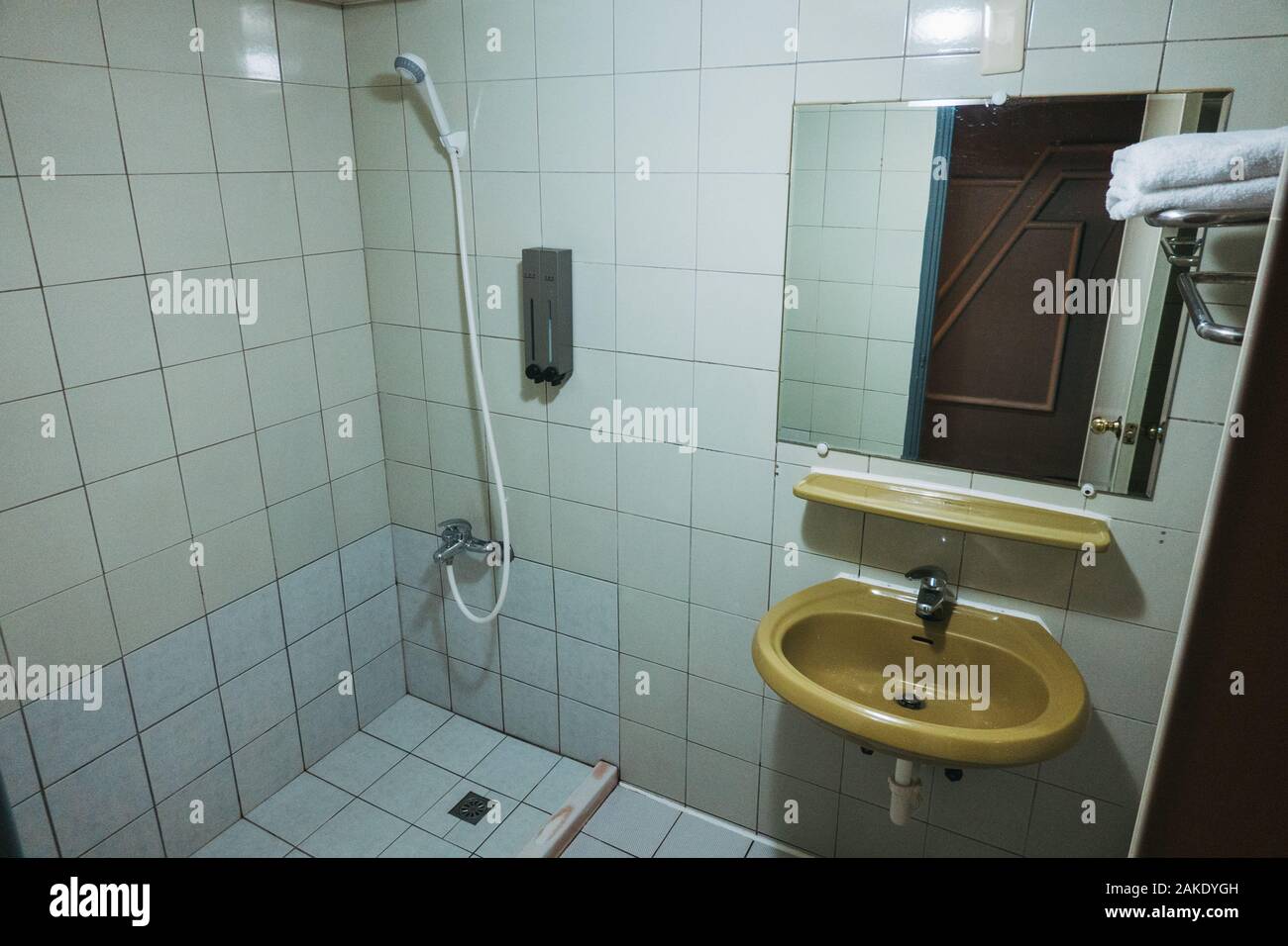 Die kompakten Badezimmer der low budget Tie Dao Hotel, Tainan City, Taiwan Stockfoto