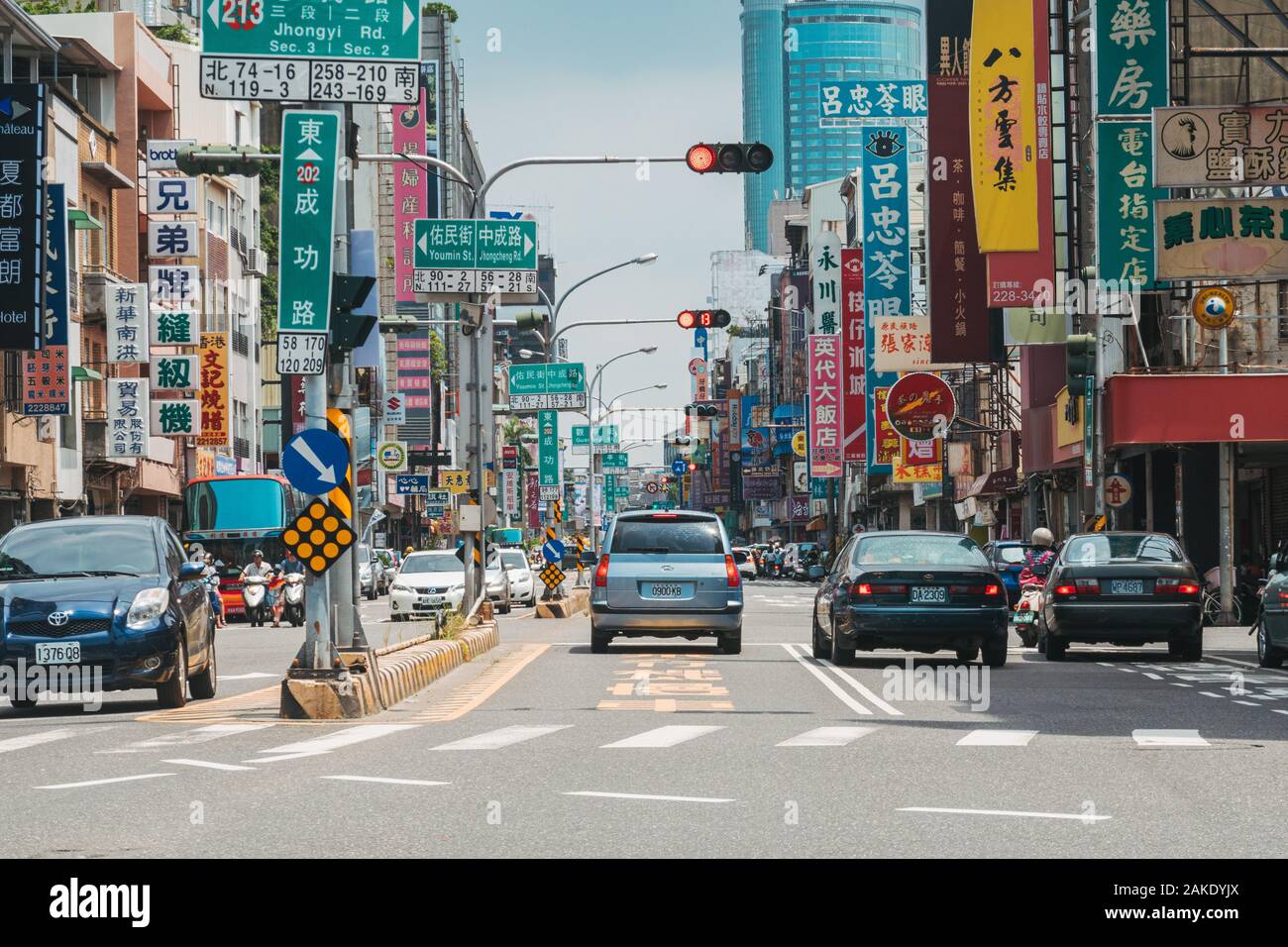 Suchen Sie die Straße im Zentrum von Tainan, Taiwan Stockfoto