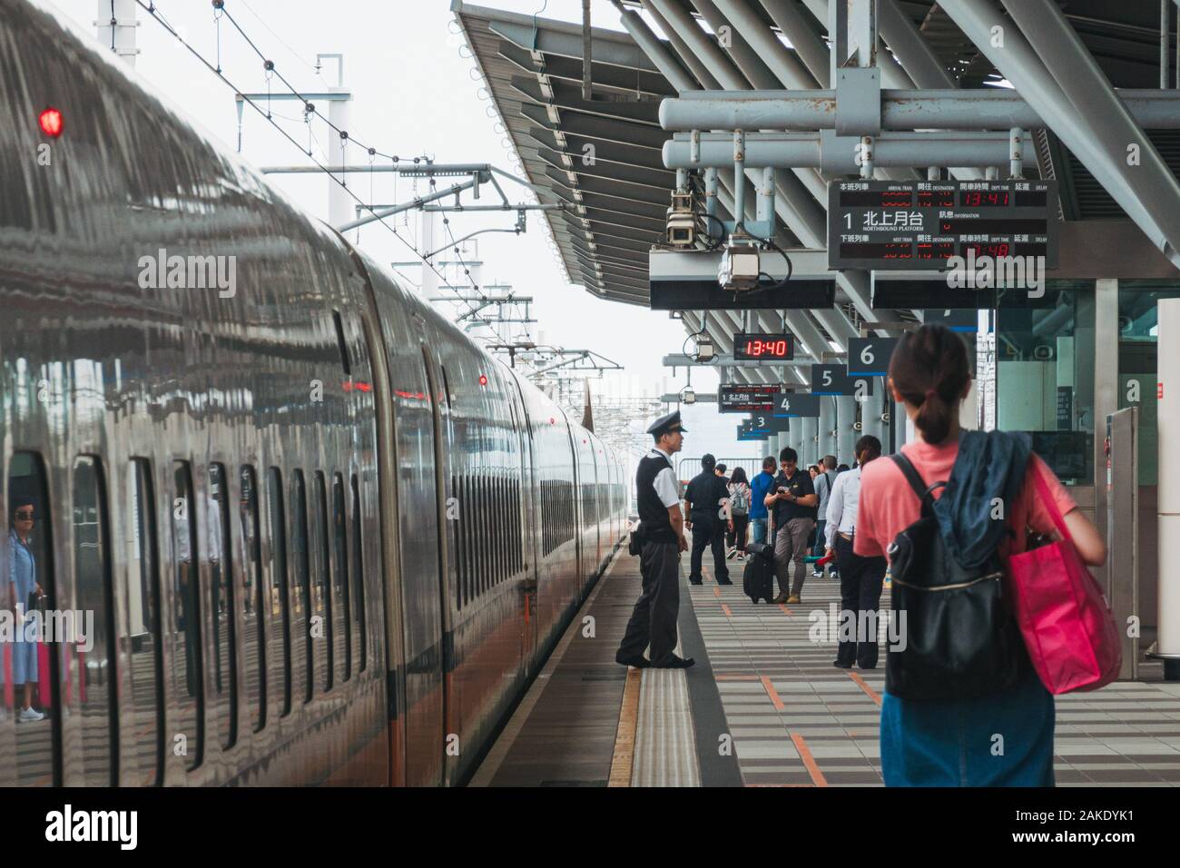 Passagiere warten auf der Plattform als Taiwan High Speed Rail Bullet Zug kommt an HSR Bahnhof Tainan, Taiwan Stockfoto