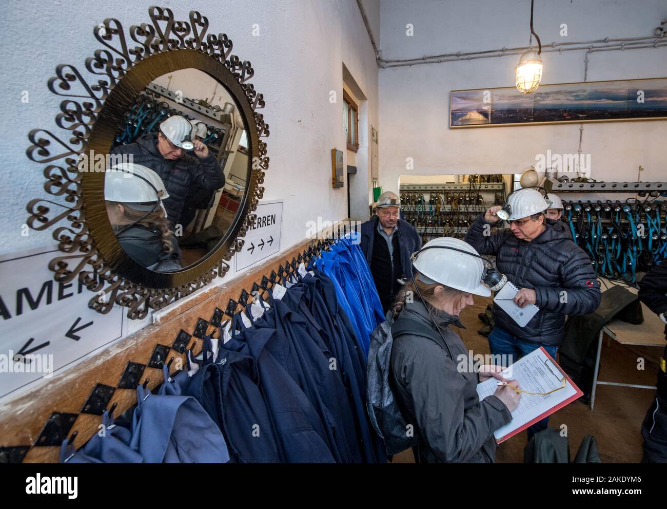 28 November 2019, Sachsen-Anhalt, Sangerhausen: Teilnehmer einer Exkursion bereiten sich auf die Prüfung der Wettelrode reed Welle. Seit etwa 20 Jahren das Museum 'ErlebnisZentrum Bergbau Röhrigschacht Wettelrode' bietet hat längere Ausflüge im Untergrund in einer Tiefe von etwa 300 m. Vor kurzem wurde eine neue Tour gestartet wurde, in denen ein Teil der Strecke durch die Kanus abgedeckt ist. Die ersten Bergleute graben begann für Kupfererz in der Mansfelder Land etwa vor 800 Jahren. Ab dem Jahr 1750 ff., intensive Bergbau wurde durchgeführt. Insgesamt etwa 2,6 Millionen Tonnen Kupfer ein Stockfoto