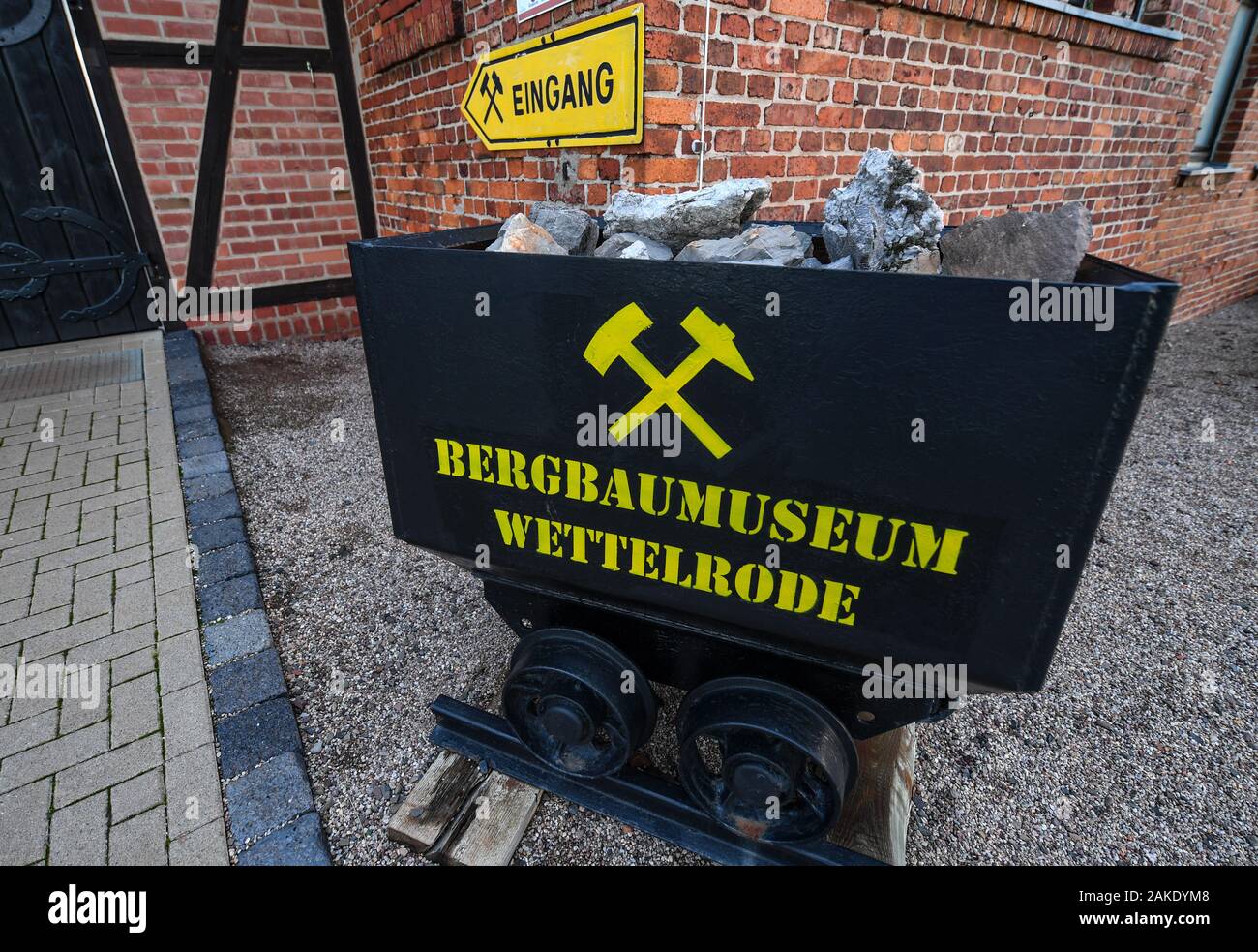 28 November 2019, Sachsen-Anhalt, Sangerhausen: Blick auf die wettelrode Leitung-stiel. Seit etwa 20 Jahren das Museum 'ErlebnisZentrum Bergbau Röhrigschacht Wettelrode' bietet hat längere Ausflüge im Untergrund in einer Tiefe von etwa 300 m. Vor kurzem wurde eine neue Tour gestartet wurde, in denen ein Teil der Strecke durch die Kanus abgedeckt ist. Die ersten Bergleute graben begann für Kupfererz in der Mansfelder Land etwa vor 800 Jahren. Ab dem Jahr 1750 ff., intensive Bergbau wurde durchgeführt. Insgesamt wurden rund 2,6 Millionen Tonnen Kupfer und 14,213 Tonnen Silber wurden aus dem Erz in der a extrahiert Stockfoto