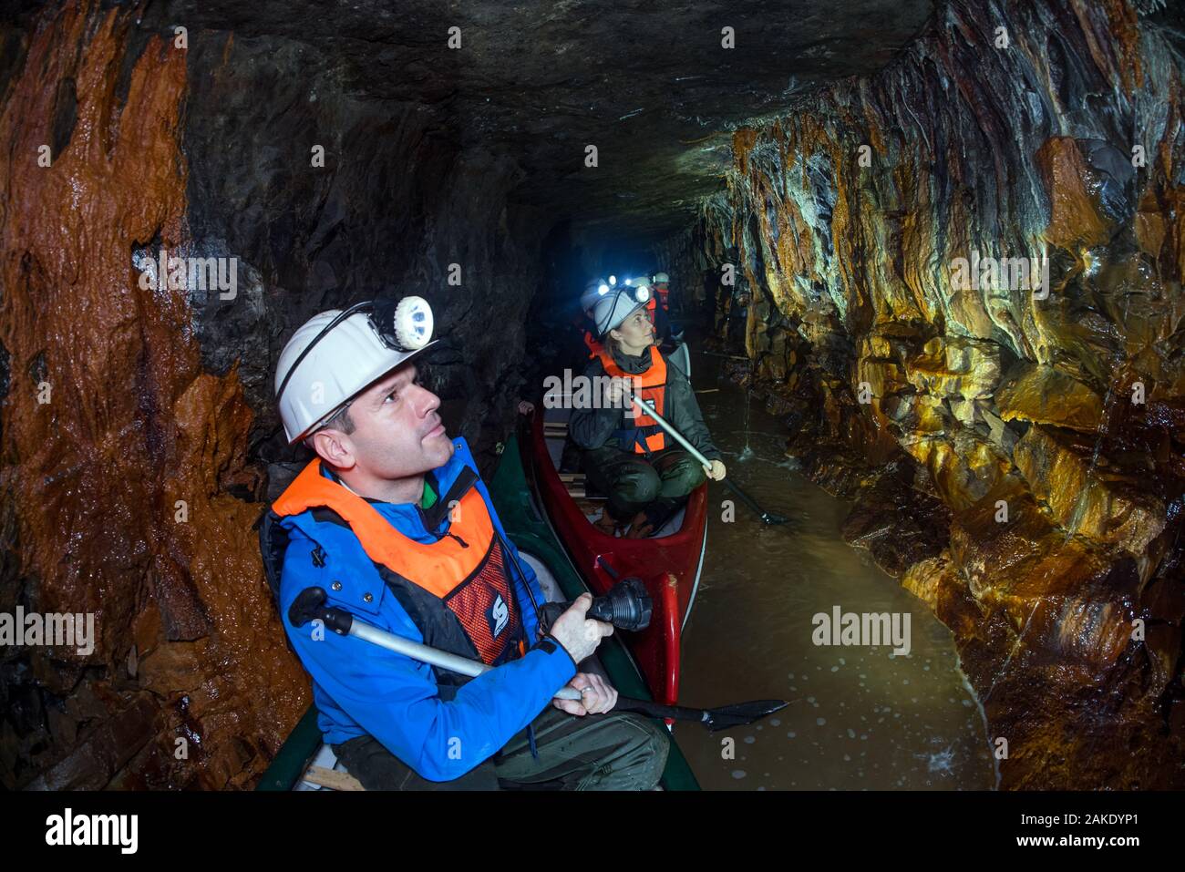 28 November 2019, Sachsen-Anhalt, Sangerhausen: Teilnehmer einer Exkursion mit Kanus zu navigieren die Wettelrode reed Welle. Seit etwa 20 Jahren das Museum 'ErlebnisZentrum Bergbau Röhrigschacht Wettelrode' bietet hat längere Ausflüge im Untergrund in einer Tiefe von etwa 300 m. Vor kurzem wurde eine neue Tour gestartet wurde, in denen ein Teil der Strecke durch die Kanus abgedeckt ist. Die ersten Bergleute graben begann für Kupfererz in der Mansfelder Land etwa vor 800 Jahren. Ab dem Jahr 1750 ff., intensive Bergbau wurde durchgeführt. Insgesamt wurden rund 2,6 Millionen Tonnen Kupfer und 14,213 Tonnen Stockfoto