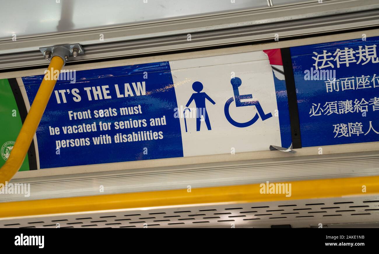 Es ist das Gesetz unterschreiben für ältere und behinderte Menschen vorrangig auf öffentliche Verkehrsmittel Bus Stockfoto